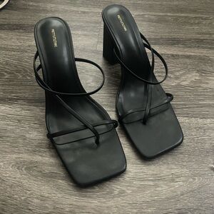 Black Toe Loop Strappy Block Heeled Mules